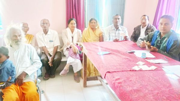 जोरातराई में बुजुर्गों का बना आयुष्मान वंदन कार्ड