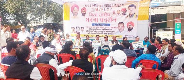 कांग्रेसियों ने मौन धरना और पोस्टर प्रदर्शन कर जताया विरोध