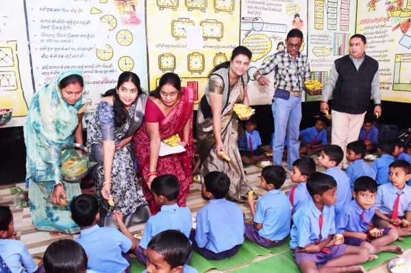 न्योता भोजन में बच्चों ने स्वादिष्ट भोजन का लिया जायका