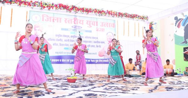 युवा उत्सव में छात्र-छात्राओं ने बढ़-चढक़र लिया हिस्सा