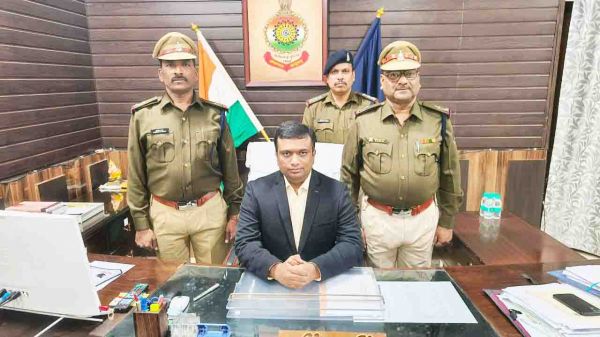 एएसआई इंगेश्वर-दिलीप पदोन्नत  एसपी ने स्टार लगाकर दी शुभकामनाएं