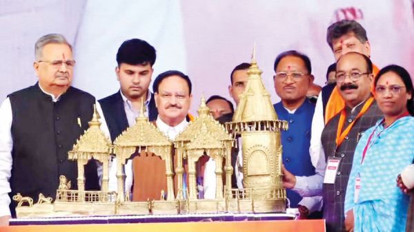 सीएम ने केंद्रीय मंत्री नड्डा को भेंट की ढोकरा शिल्प से बनीं राम मंदिर