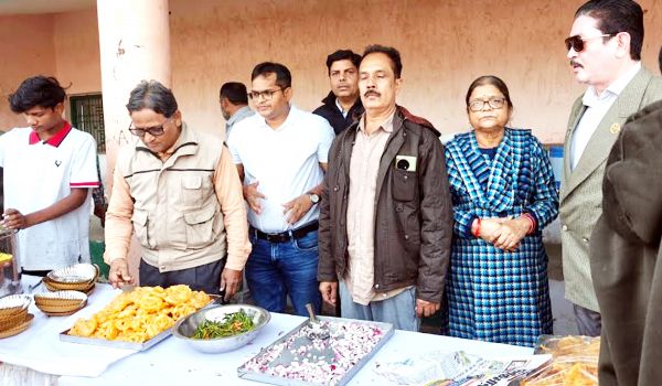 विप्लव त्रिपाठी ट्रस्ट ने अग्निवीर प्रतिभागियों को कराया जलपान