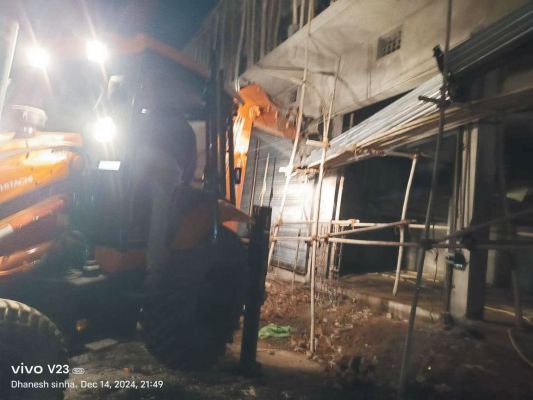 गोकुलपुर में अवैध निर्माण देर रात जेसीबी से तोड़े, लेंटर गिराया, दूसरे का निर्माणाधीन कार्य भी तोड़ा