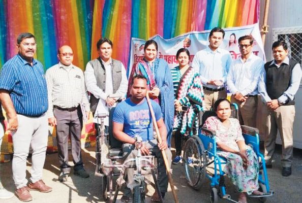 लोक अदालत में दिव्यांगों को सहायक उपकरण