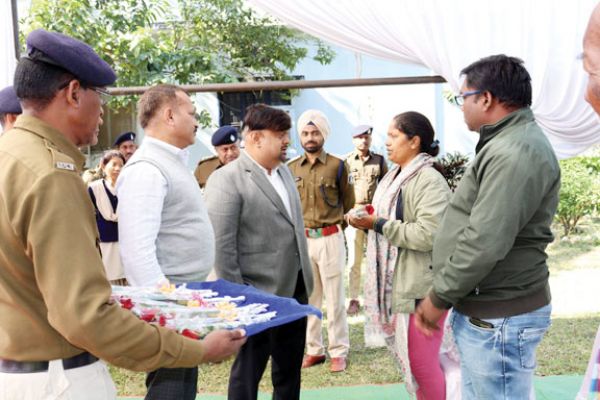 शहीद पुलिसकर्मियों के परिवारों का सम्मान