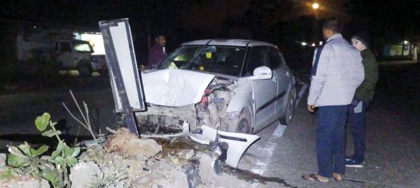 बिलासपुर से बिहार जा रही कार डिवाइडर से टकराई, 3 घायल