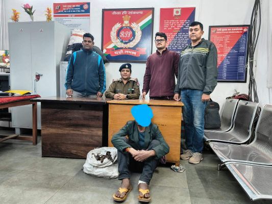 रेल्वे का लोहा खरीदने  वाला कबाड़ी गिरफ्तार