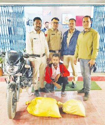 महुआ शराब व बाइक संग तस्कर गिरफ्तार