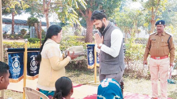 रक्षित केंद्र जशपुर में शहीद परिवारों को कलेक्टर-एसपी ने किया सम्मानित