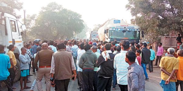 सडक़ किनारे खड़े युवक को हाईवा ने रौंदा, मौत