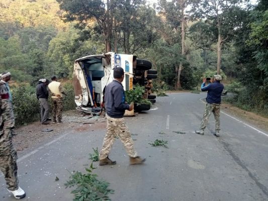 बेकाबू बस पेड़ से टकरा ट्रक से जा भिड़ी, 15 यात्री घायल