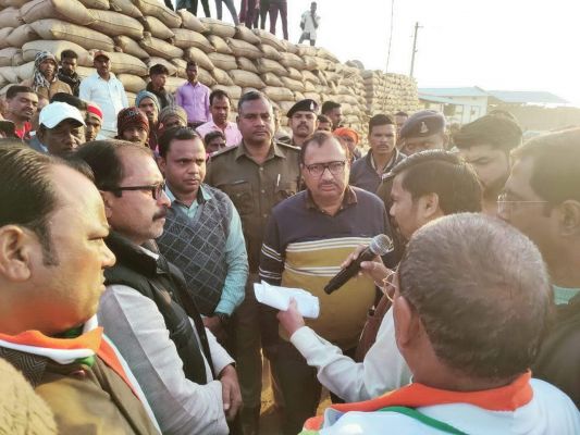 अव्यवस्था, किसानों ने गोविंदपुर धान उपार्जन केंद्र घेरा