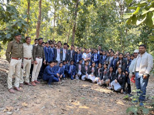 स्कूली बच्चों को जंगल यात्रा में बताए पर्यावरण के महत्व