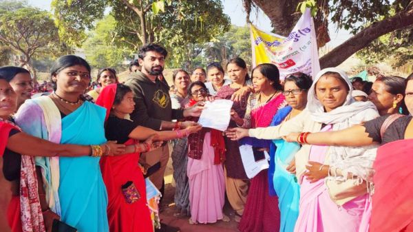 मितानिन संघ की अनिश्चितकालीन हड़ताल, सीएम के नाम तहसीलदार को सौंपा ज्ञापन