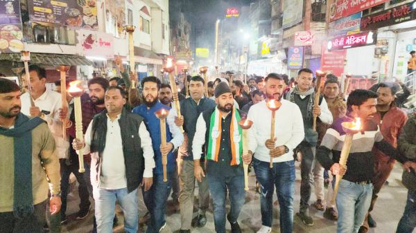 युकां ने निकाली मशाल रैली