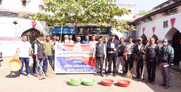 कार्यालयों में चला स्वच्छता अभियान