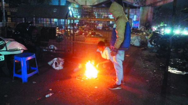 निगम ने की सार्वजनिक जगहों पर अलाव की व्यवस्था
