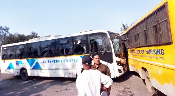 सडक़ हादसे में  बाल-बाल बची नर्सिंग की छात्राएं