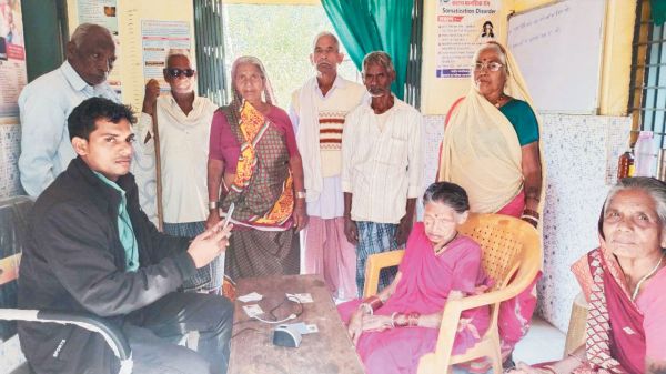 70 प्लस आयु के वरिष्ठों का आयुष्मान वय वंदना कार्ड हो रहा पंजीयन
