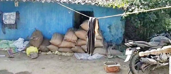  ताला तोड़ बरामदे में रखा धान चोरी