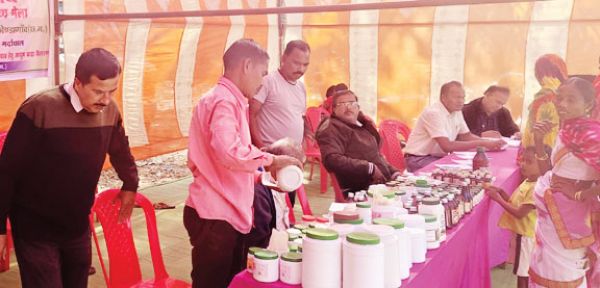 आयुष मेला का सैकड़ों ने उठाया लाभ, आयुष काढ़ा भी पिलाया
