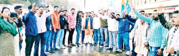 एनएसयूआई ने आदिम जाति कल्याण मंत्री का पुतला फूंका