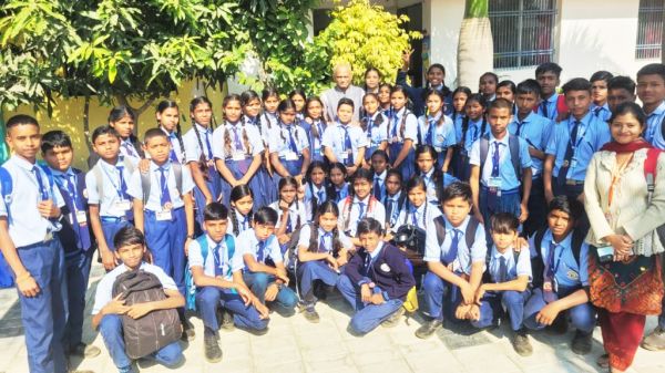 स्वामी आत्मानंद के विद्यार्थियों ने इसरो के रिटायर्ड वैज्ञानिकों से की मुलाकात, अंतरिक्ष विज्ञान को विस्तार से जाना