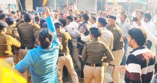 कलेक्टोरेट घेरने निकले कांग्रेसियों को रोका, ज्ञापन 