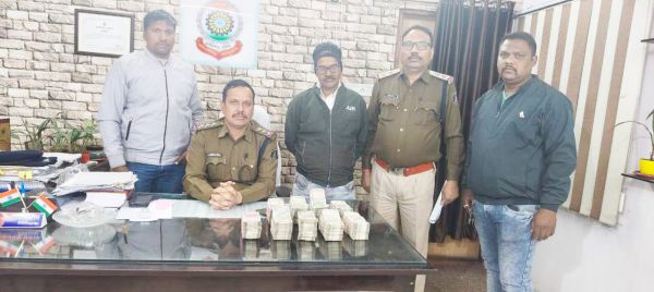पेट्रोलिंग के दौरान बाइक सवार के बैग से साढ़े 22 लाख कैश जब्त