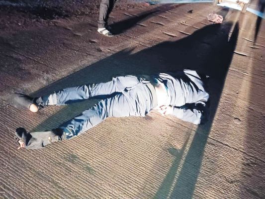 वाहन ने बाइक सवार को कुचला, दो मौतें