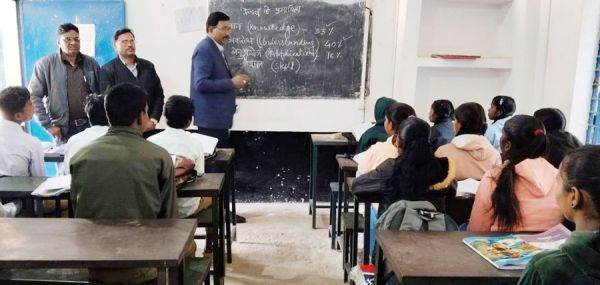 डीईओ ने विद्यालयों का किया निरीक्षण