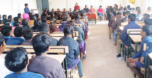 समाजसेविका अनीता ने स्कूली बच्चों को बांटे स्वेटर