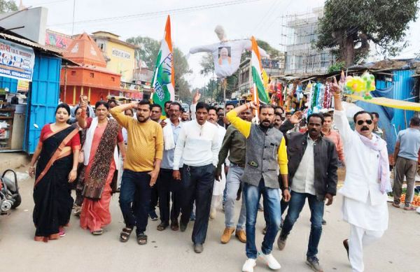 कांग्रेसियों ने केंद्रीय गृहमंत्री का पुतला फूंका