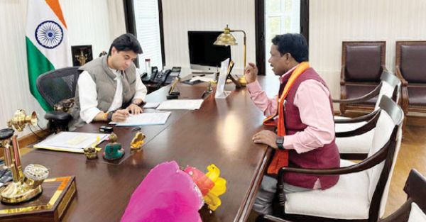 केंद्रीय मंत्री ज्योतिरादित्य सिंधिया से मिले बस्तर सांसद महेश