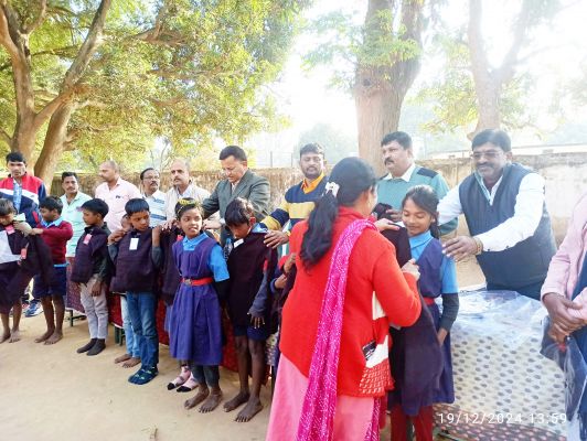 डीईओ ने स्कूली बच्चों को किया स्वेटर वितरण