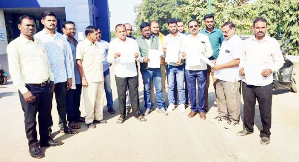 अदानी प्लांट विस्तारीकरण जनसुनवाई का ग्रामीण कर रहे विरोध 