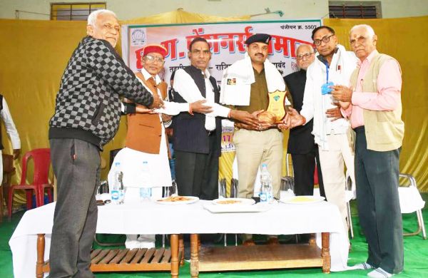 पेंशनर्स दिवस पर उत्कृष्ट कार्यकर्ता सम्मानित