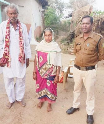 खैरागढ़ पुलिस ने दी बुजुर्ग दंपत्ति  को सुविधाओं की जानकारी