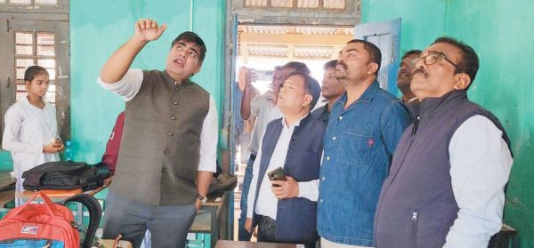 कलेक्टर ने किया 100 साल पुराने बॉयज स्कूल का निरीक्षण