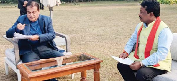 केंद्रीय सडक़ परिवहन मंत्री से मिले बस्तर सांसद