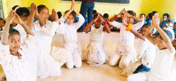 सादा झंडा लहरावत गगन में गाकर दी प्रस्तुति