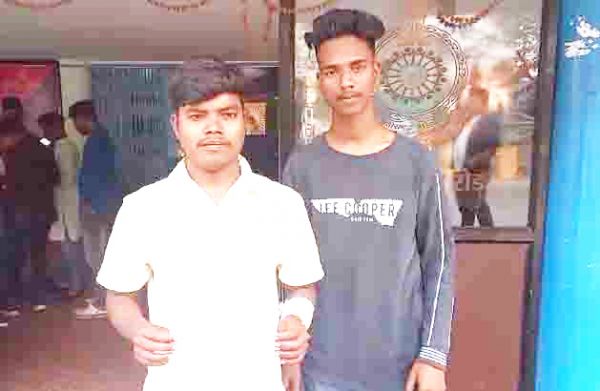 धरना दे रहे युवकों को कार से कुचलने की कोशिश