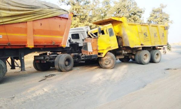 खड़े ट्रक से तेज रफ्तार डंपर टकराई,  बाल-बाल बचा चालक 