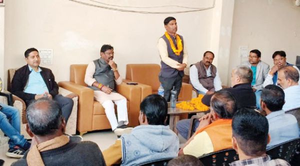 लखनपुर मंडल अध्यक्ष दिनेश बारी का विधायक निवास में स्वागत