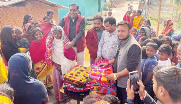 जन चेतना कल्याण मंच ने बांटे गर्म कपड़े व कंबल
