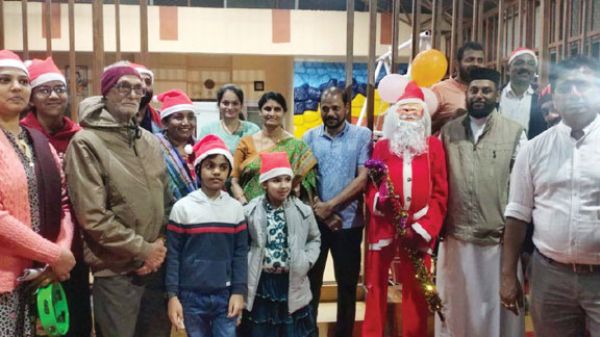 क्रिसमस की तैयारी, ईडी के निवास स्थल पहुंचा कैरोल गीत