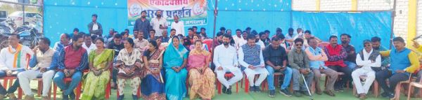 कांग्रेसियों का धरना-प्रदर्शन