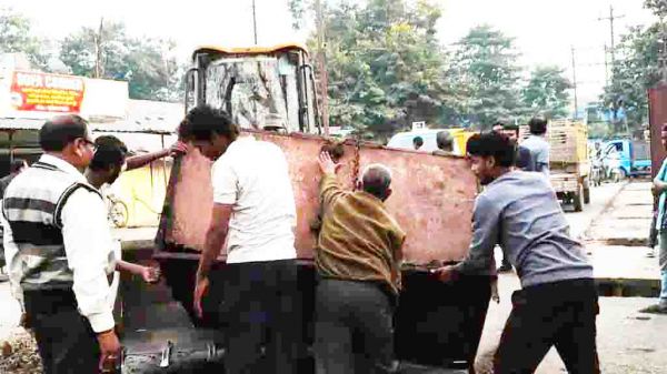 मुख्य सडक़ से हटाए अतिक्रमण 