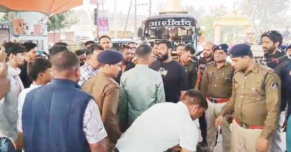 भाजयुमो ने कांग्रेस पार्टी का पुतला फूंका